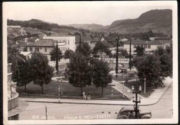 Vista histórica da Praça Ermembergo Pellizzetti e do centro de Rio do Sul